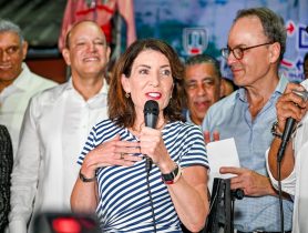 Santiago declara a gobernadora de NY, Kathy Hochul como hija distinguida