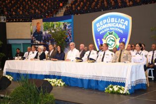 Abinader juramenta más de dos mil nuevos agentes policiales