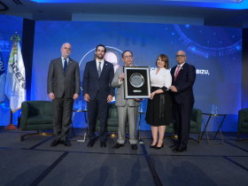Foro Económico El Dinero reconoce a Valdez Albizu por su trayectoria y aportes a RD
