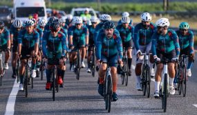 Medio centenar de ciclistas participan en VUELTALAYA 2025