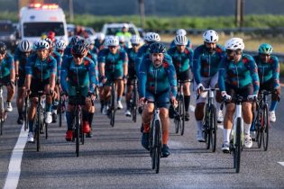 Medio centenar de ciclistas participan en VUELTALAYA 2025