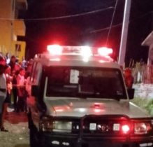 Madre e hijos graves tras ataque de agente de la DNCD en Baní