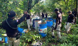 Desmantelan fábrica de alcohol adulterado elaborado con agua del río Ozama