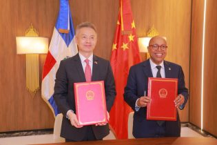 CHINA: dona equipos a la Cámara de Diputados de R. Dominicana