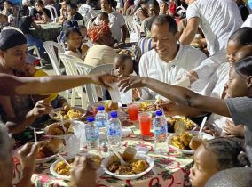 Dirigente Oliver Santos ofrece cena navideña comunitarios SC