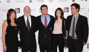 Hijo de Rob y Michele Reiner afronta dos cargos de homicidio y posible pena de muerte