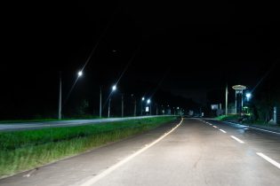 RD Vial refuerza la seguridad vial en zonas de Autopista Duarte con moderna iluminación solar