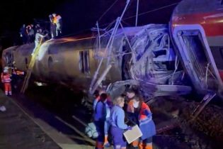ESPAÑA: Aumentan a 41 los muertos en accidente de trenes