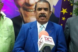 PLD: «Insólito Gobierno decida autorizar importación de pollo»