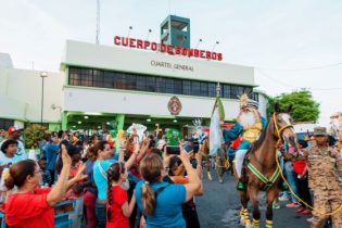 Cuerpo de Bomberos del DN realiza desfile Día de Reyes