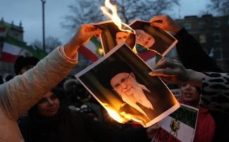 EEUU: Trump cancela contacto con Irán, llama a seguir protestando