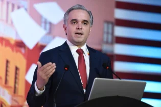 De Camps destaca rol de la educación y metas del Gobierno para 2026