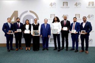 BCRD entrega premios de su concurso anual de economía