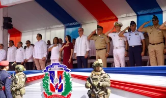 Abinader observa desfile del 213 aniversario natalicio Duarte
