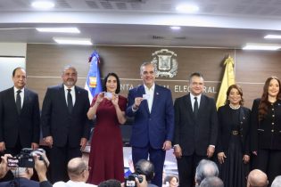 Abinader y Raquel son los primeros ciudadanos de RD en recibir la nueva cédula