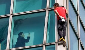 Alex Honnold escala rascacielos Taipéi 101 sin cuerdas ni arnés