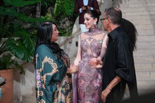 Fátima Bosch deslumbra en desfile «La Corona brilla por el Autismo» en RD