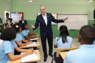 Luis Abinader imparte docencia sobre Moral y Cívica en liceo SD