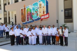 Abinader inaugura centro de la UASD y entrega títulos en Neiba