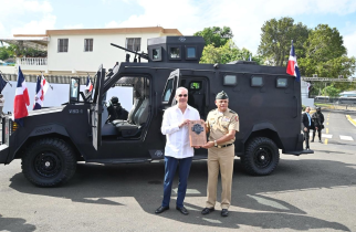 Presentan un primer vehículo blindado diseñado en la RD