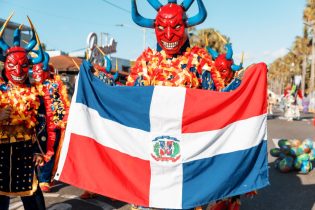 Carnaval del Distrito Nacional llena de alegría, color y tradición el malecón