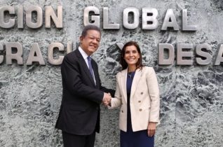 Embajadora de EEUU visita al expresidente Leonel Fernández
