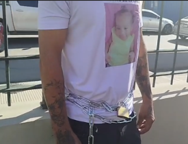 Padre se encadena frente a Procuraduría para exigir justicia por muerte de su hija en albergue de Santiago