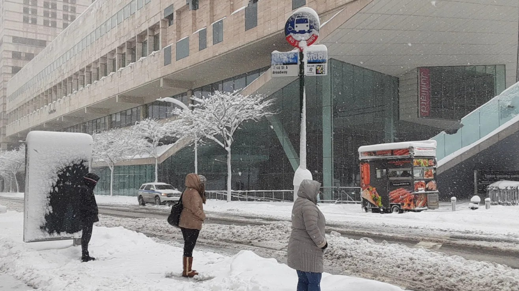 EEUU: Tras tormenta con rasgos de huracán, NY espera más nieve