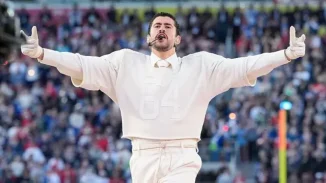 Bad Bunny continúa con gira de conciertos tras éxito en Super Bowl