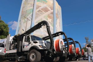 Gobierno entrega cuatro camiones succionadores a la CAASD