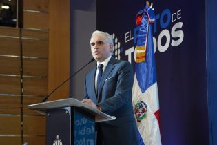 De Camps resalta inversión en capacitación docente, apoyo a la familia y fortalecimiento de educación técnica