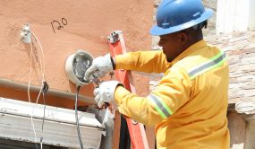 Edeeste intensifica desconexiones ilegales en Santo Domingo Este