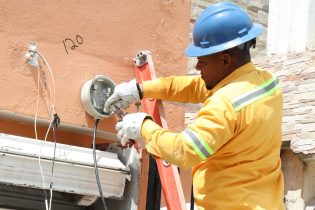 Edeeste intensifica desconexiones ilegales en Santo Domingo Este