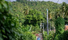 Energía y Minas entrega cuatro proyectos de electrificación en Samaná