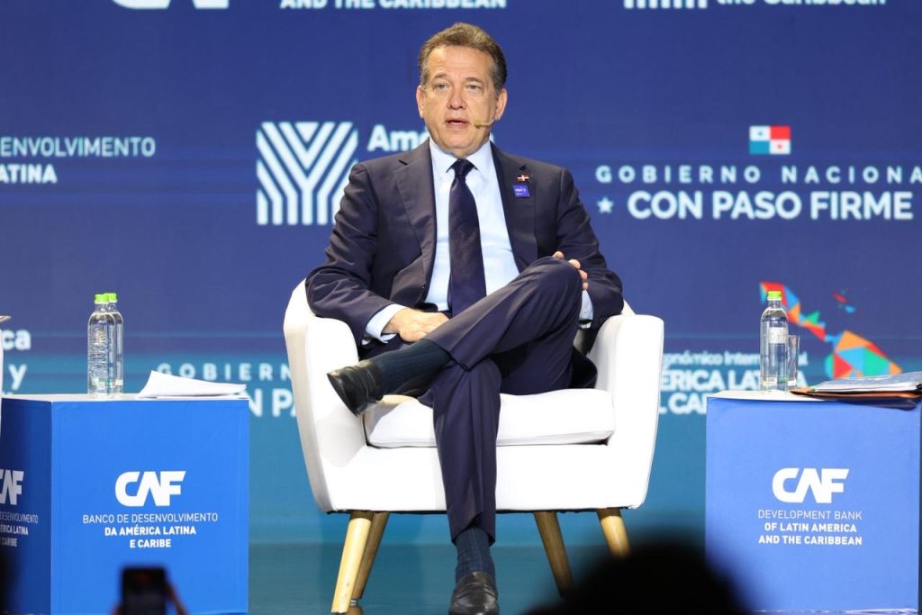 Ito Bisonó aborda retos regionales en foro económico de la CAF en Panamá