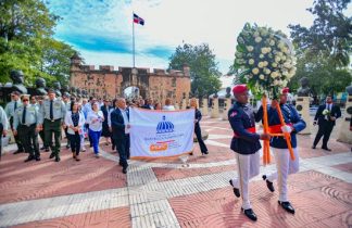 Obras Públicas deposita ofrenda floral en el Altar de la Patria