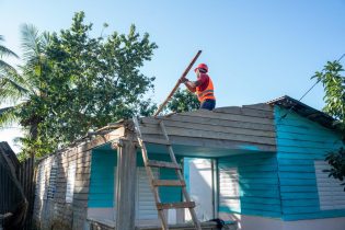 Ministro Ito Bisonó inicia proyecto de construcción de viviendas en San Antonio de Guerra