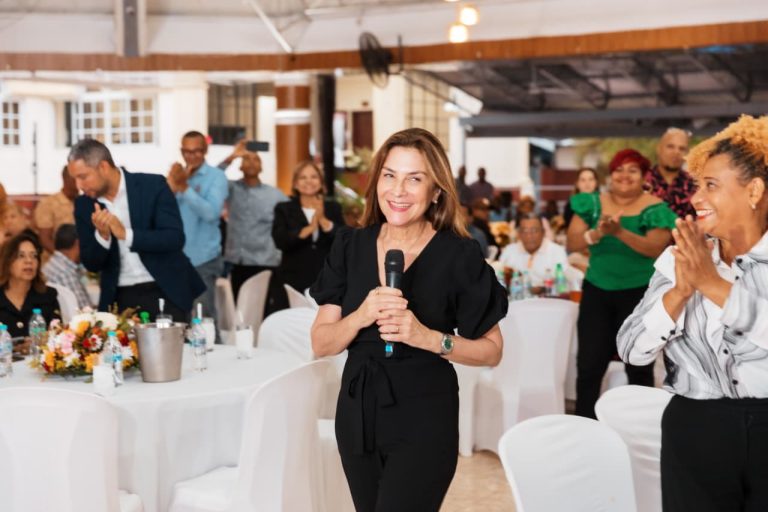 Carolina resalta rol de las juntas de vecinos y encabeza gran agasajo