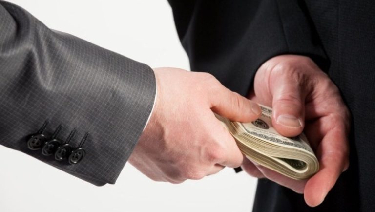 Piden un año de prisión preventiva para fiscal acusado recibir soborno 10,000 dólares
