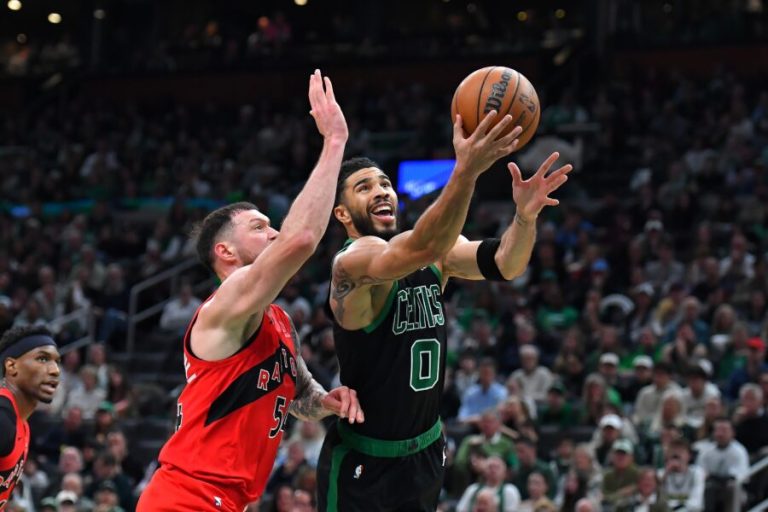 Celtics doblegan a Toronto Raptors