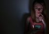 Mujeres descubren apps de espionaje