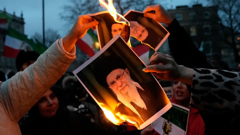 EU: Trump admite que envió armas a manifestantes iraníes