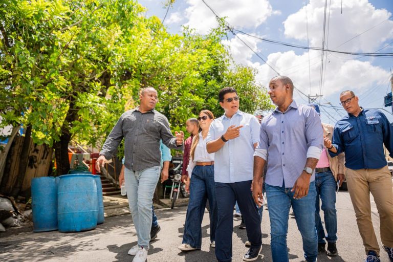 “La CAASD te escucha” llega a Cuesta Hermosa con limpieza de decenas de imbornales y corrección de averías