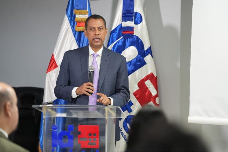 Gómez Mazara llama a universidades liderar transformación digital en RD