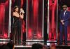 Juan Luis Guerra entrega a Rosalía el Premio Billboard Salón de la Fama en Miami